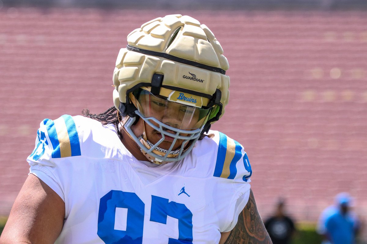 UCLA defensive tackle Jay Toia, who called his brief flirtation with the transfer portal “a four-day vacation,” found some inspiration in attending former teammate Laiatu Latu’s NFL draft selection. 🔗: ucla.rivals.com/news/ucla-dt-j… 📸: @MattRMoreno