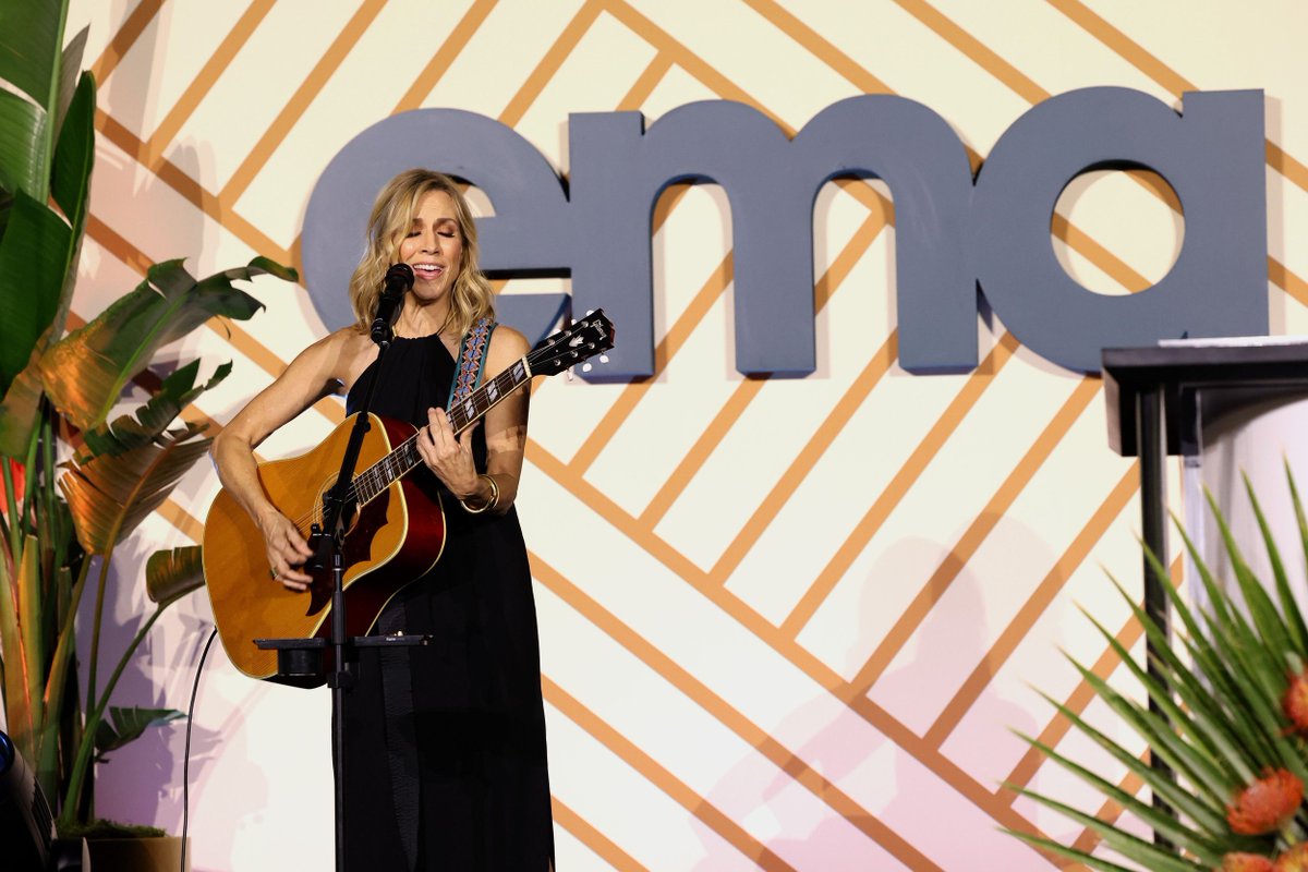 Good news! You can now watch @SherylCrow's performance at the 33rd Environmental Media Awards. Watch here -> youtube.com/watch?v=A04YgY… #sherylcrow