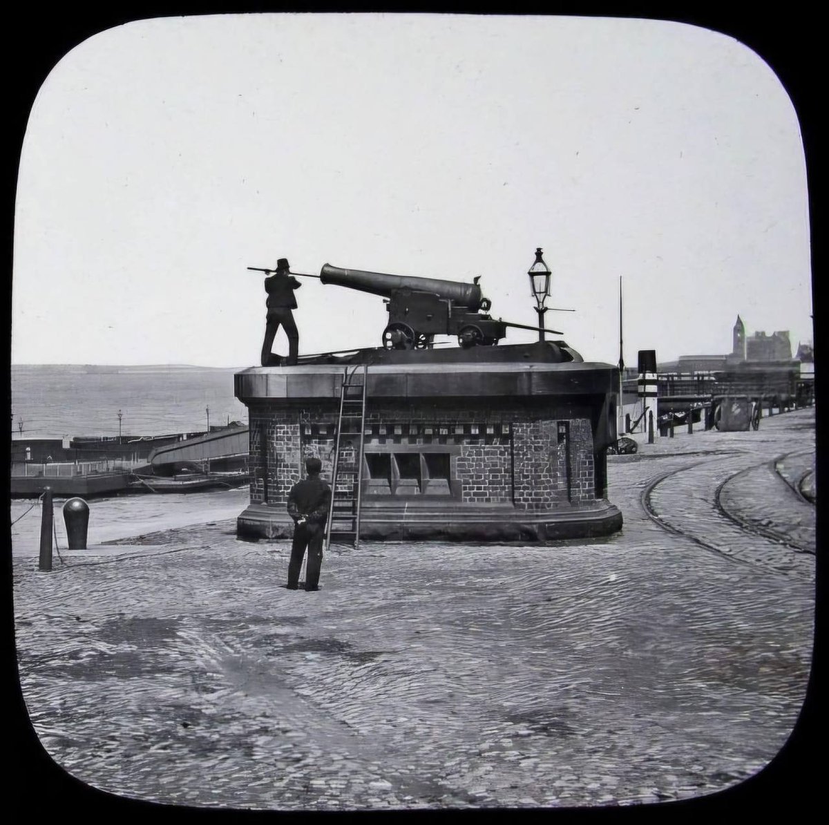 The One O'Clock Gun, Morpeth Dock, Birkenhead, 1890s.
>FH