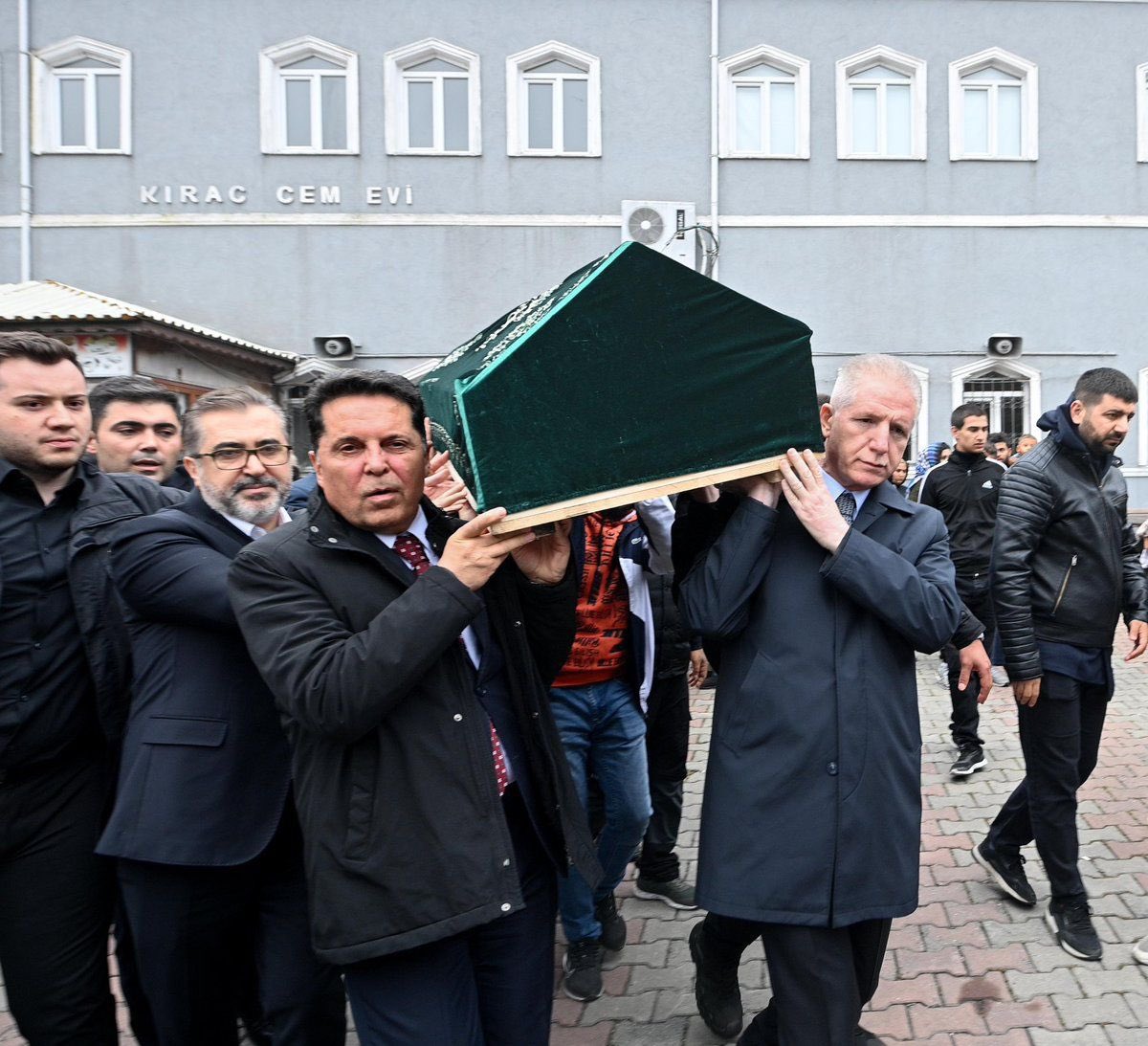 🔴 Utanç günü! 📍 İBB’nin kazdığı çukura düşerek hayatını kaybeden 5 yaşında ki Edanur Gezer’in cenazesine İstanbul Valisi Davut Gül ve DEM'li Esenyurt belediye başkanı katıldı. 📍 Bilin bakalım kim katılmadı? İBB başkanı ve İBB'den hiç kimse katılmadı.