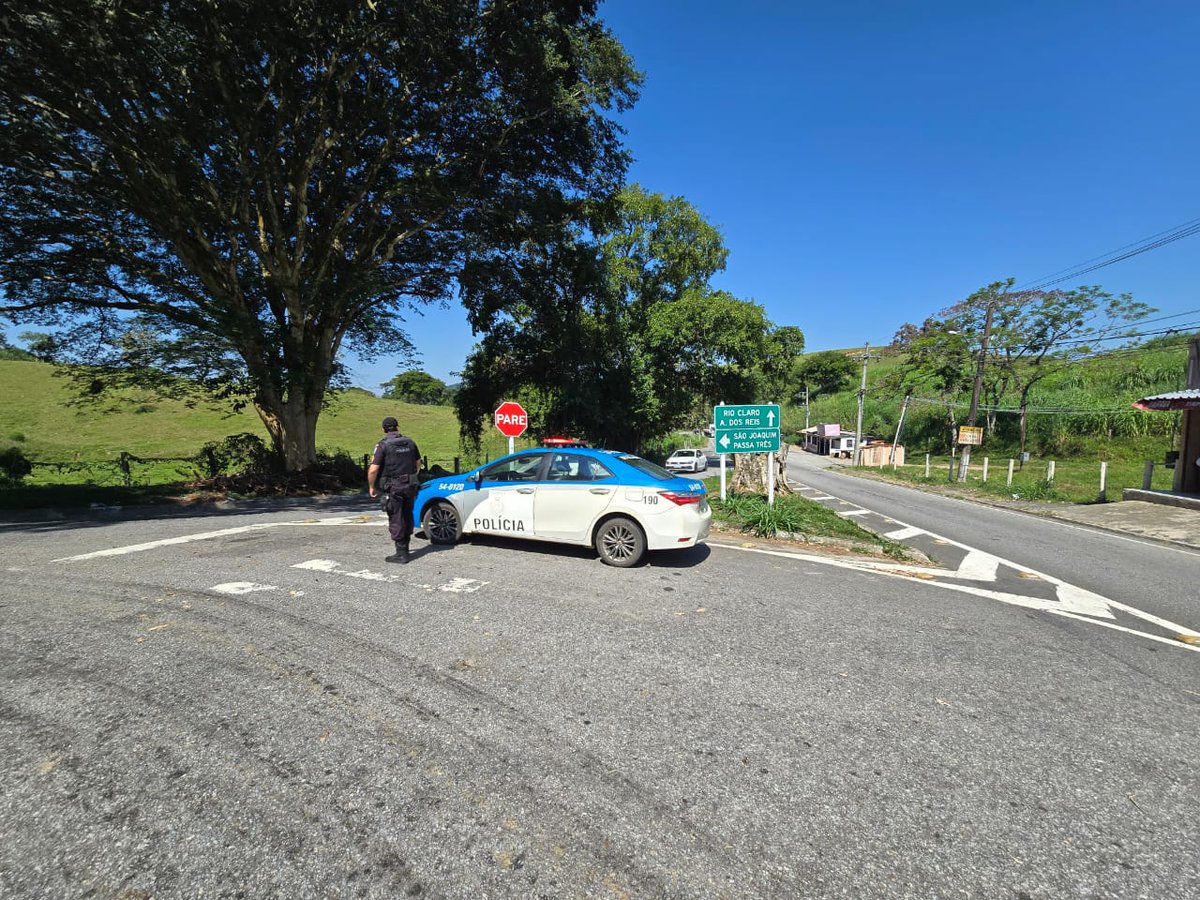 PMERJ's tweet photo. #SEPM #5CPA #28BPM A 4ª CIA está dedicada à Operação Percurso Seguro, realizando policiamento ostensivo ordinário para assegurar a tranquilidade no trevo de Passa Três, RJ 155. #SegurançaNasEstradas https://t.co/WzASAYNO3G