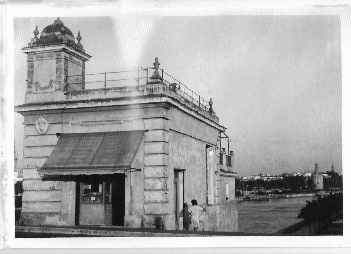 Antigua estación marítima de Sevilla, en el Altozano, después ultramarinos y recientemente restaurante.

Año 1944.