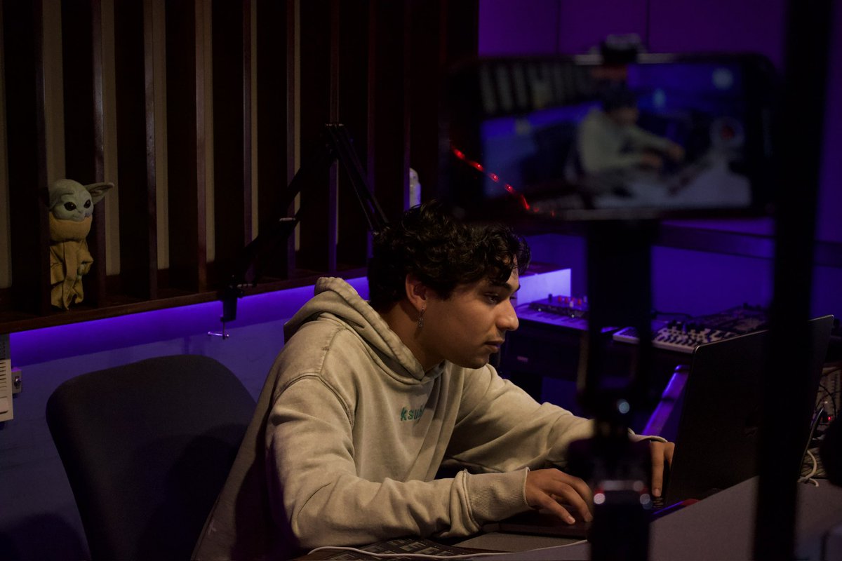 insulationpr's tweet photo. @ogflamezzz estuvo con nosotros en los estudios de Dynamic Frequency para hacer un ritmo #FromScratch 💯💥 Sesión disponible este miércoles a las 12pm! https://t.co/mhFZoMEIQG