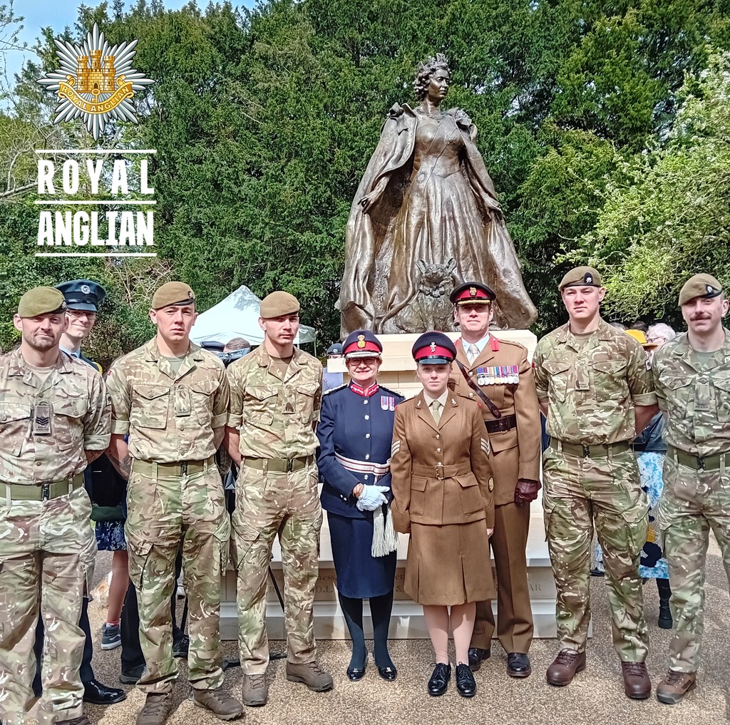 A contingent from C (Essex) Company, 1st Battalion, Royal Anglian Regiment supported the unveiling of a statue of the late Queen Elizabeth II in Rutland, alongside the Rt Hon Lord Lieutenant Of Rutland. 

#Rutland #RoyalAnglian