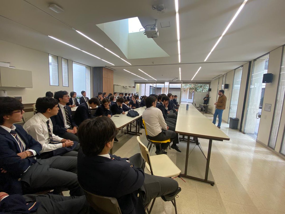 En el marco del convenio con el colegio Gimnasio Campestre, nuestros profesores Walter Arévalo y Mario Urueña estuvieron en una master class con los estudiantes de grado 10°.  📚🌟

#SomosJuris #EstudiaDerechoEnJurisURosario 👨‍⚖️👩‍🎓