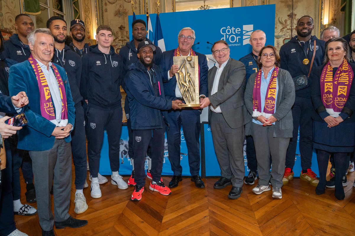 🏆 Ils ont ramené la coupe en Côte-d’Or ! 🥳

Le Département a réuni ce matin la @jdadijonbasket pour fêter leur victoire en Coupe de France.
Encore bravo à eux ! 😍

Et on sera tous derrière la @jdadijonhand le 18 mai, qui disputera aussi sa finale de Coupe de France féminine 🤾‍♀️