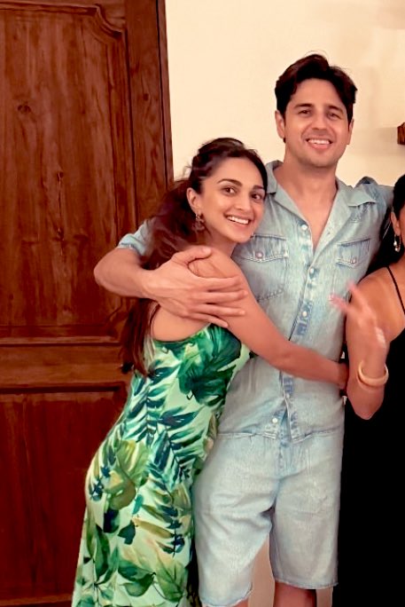 Oh they were in Goa 🙂 should’ve guessed it with the outfit 😅 anyways, hope they had a great summer break 🌞🕶️🧴🍉

Ps - bass pictures mat post karna 😊
{ #SidKiara ~ #KiaraAdvani ~ #SidharthMalhotra }