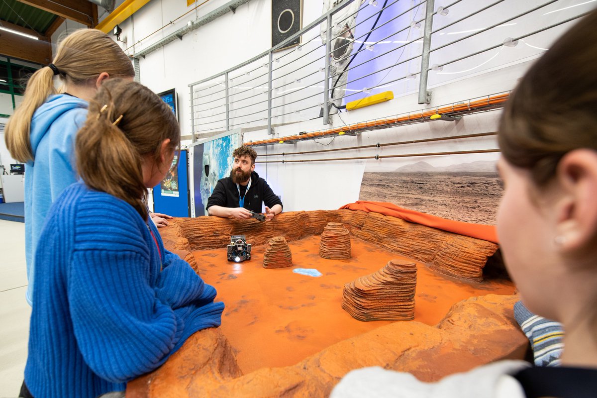 Nachwuchsforscherinnen auf Mission Zukunft! 🚀 Mehr als 200 Schülerinnen waren am #girlsday 2024 im DLR zu Gast. An 10 Standorten haben sie DLR-Expert/innen mit Fragen gelöchert & Forschung bei eigens durchgeführten Experimenten hautnah erleben können. 🧲
dlr.de/de/aktuelles/n…