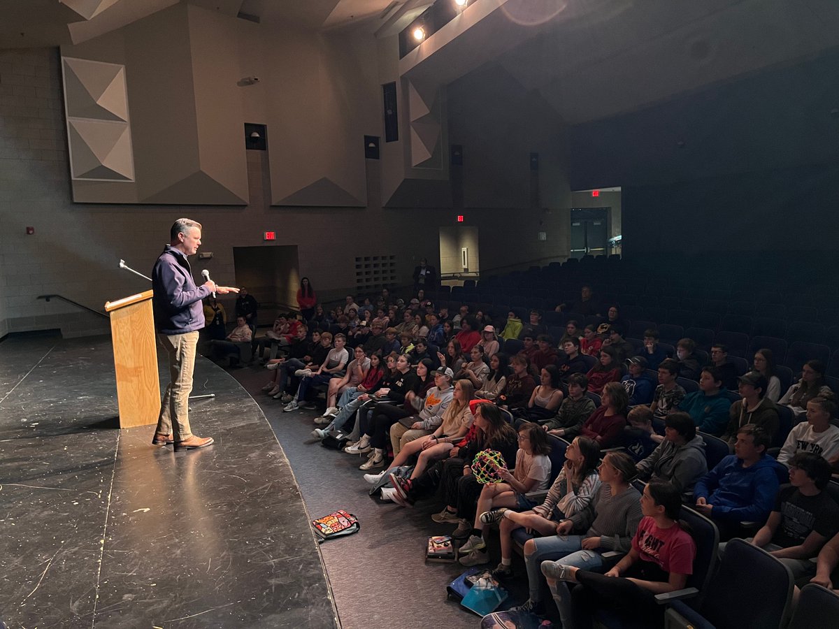 The 7th-grade students at Winterset Junior High School have been learning from veterans across our community about the importance of service to our country. I stopped by last week to share more about my experiences serving in the Air Force and my new mission in D.C.