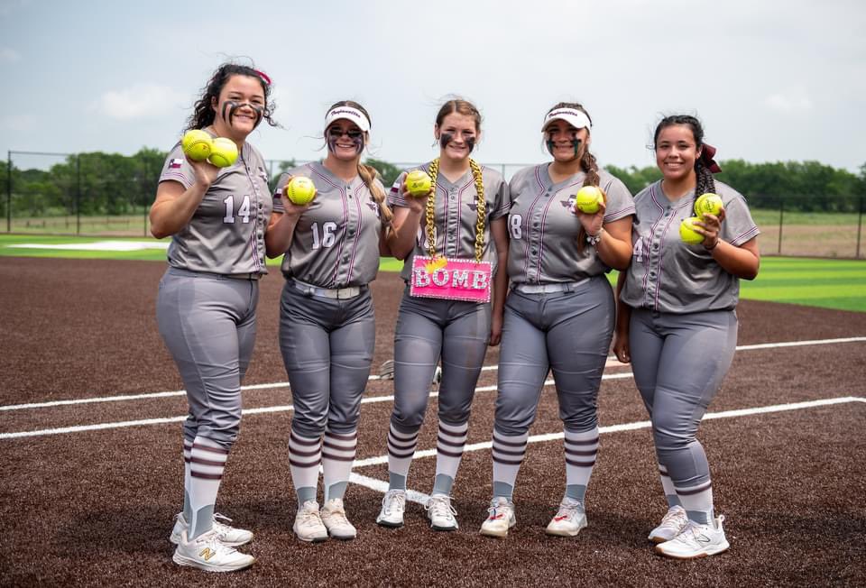 izzygarcia44's tweet photo. 600KS &amp; 2 bombs!!! I’m so blessed with the best support system ever🩷 ROUND ✌🏼 here we come🤗 @SoftballTemple https://t.co/iSiZhfI146