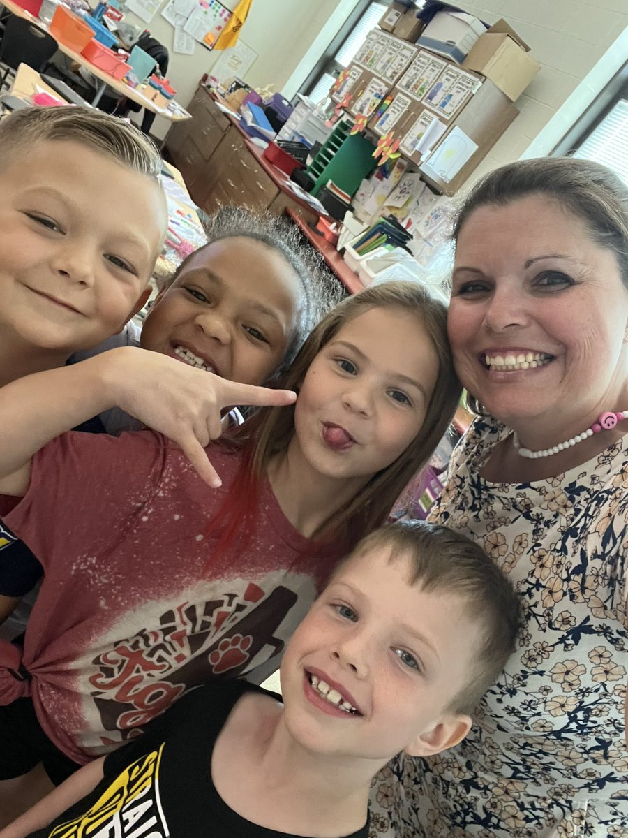 Mrs. Powers had Dojo Lunch with four lucky 1st graders! 100 ❎ 4 🟰 400! Dojo Points. 🐯❤️