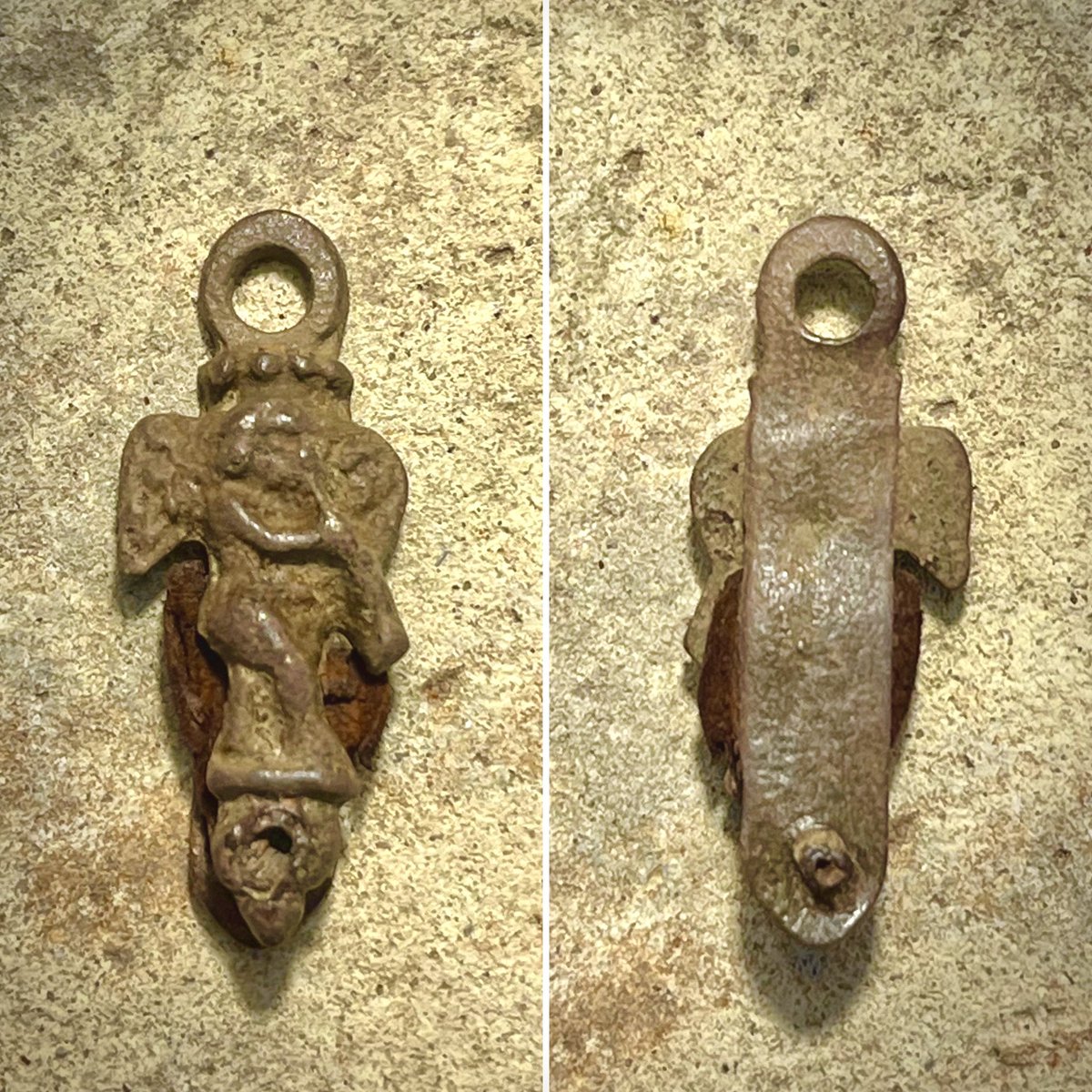 👼 I found this exquisite little object on the Thames foreshore during fieldwork. I think it’s a medieval or early post-medieval strap-end, decorated with a winged angel blowing a trumpet. If my dating is correct, it’s one of my best finds and will be reported to @MuseumofLondon