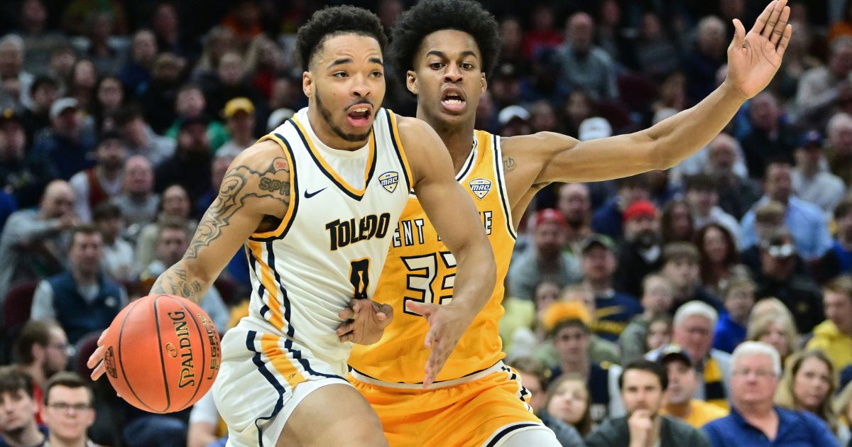 QUAAACK: #Toledo guard Ra'Heim Moss has committed to #Oregon. Dana Altman and the Ducks strike in the transfer portal once again. Story: on3.com/teams/oregon-d…