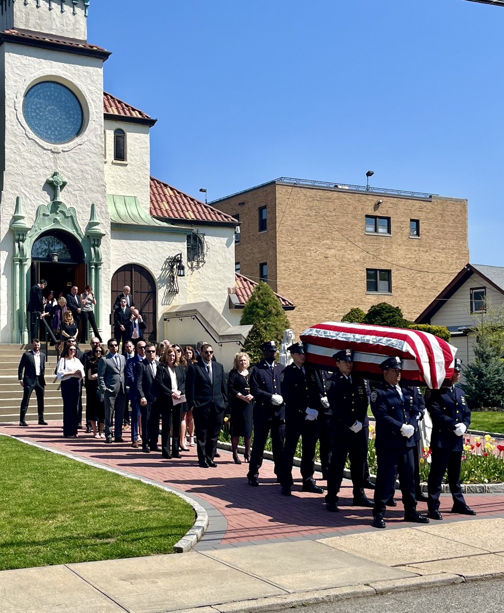 Police Officer Joseph Kellet retired in 1979 from the @NYPD47PCT. Police Officer Kellet was also a proud @USArmy Veteran. Police Officer Kellet’s family was presented with our department flag in his honor. May he rest in eternal peace. #NeverForget @NYPDnews