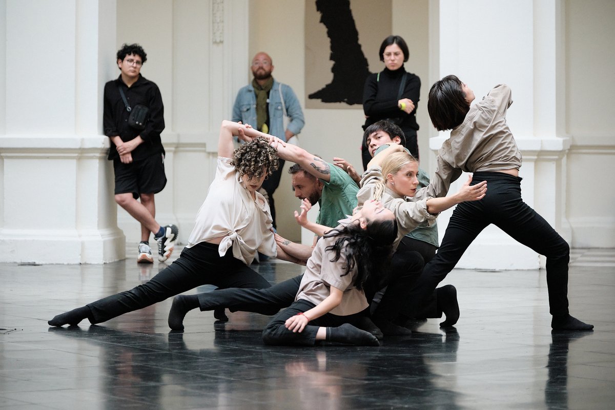 El <a href="/ceac_uchile/">Centro de Extensión Artística y Cultural, U. Chile</a> y el Ballet Nacional Chileno, queremos mandar un caluroso saludo hoy, #𝐃𝐢́𝐚𝐈𝐧𝐭𝐞𝐫𝐧𝐚𝐜𝐢𝐨𝐧𝐚𝐥𝐝𝐞𝐥𝐚𝐃𝐚𝐧𝐳𝐚, a todos quien de una u otra forma están abrazan a esta bella forma de expresar las emociones.