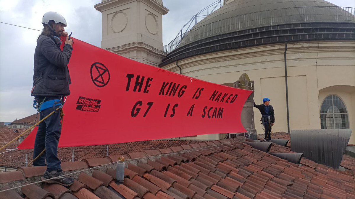 XrItaly's tweet photo. #G7: VIOLATA LA ZONA ROSSA ✊

Alcune coraggiose ribelli di #ExtinctionRebellion sono riuscite ad arrivare sul tetto che affaccia su Piazza Carlina, da sabato in zona rossa per ospitare i ministri del G7. ���Il Re è nudo: questo G7 è una presa per il culo” si legge sullo striscione https://t.co/e16FHnzPGs
