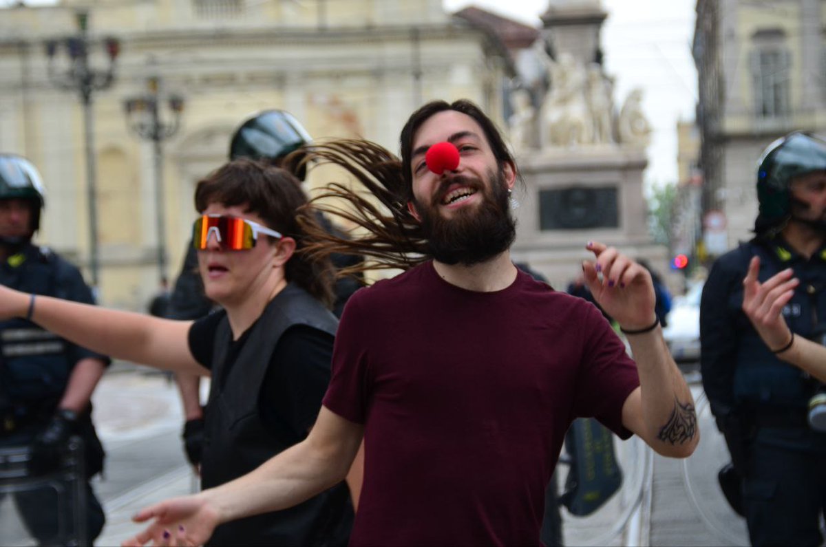 #G7: VIOLATA LA ZONA ROSSA ✊

Alcune coraggiose ribelli di #ExtinctionRebellion sono riuscite ad arrivare sul tetto che affaccia su Piazza Carlina, da sabato in zona rossa per ospitare i ministri del G7. “Il Re è nudo: questo G7 è una presa per il culo” si legge sullo striscione