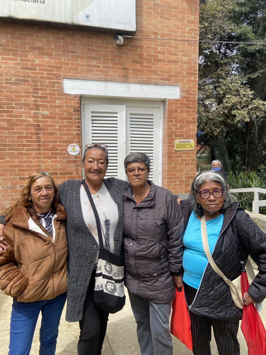 El Centro Día Años Dorados en la localidad de Santa Fe y La Candelaria recibe con alegría a los autor Octavio Escobar y Ramiro Sánchez, quienes vienen a compartir con las personas mayores. Por medio de su obra ‘Cassiani’ nos muestra una Bogotá narrada por medio de la ficción.