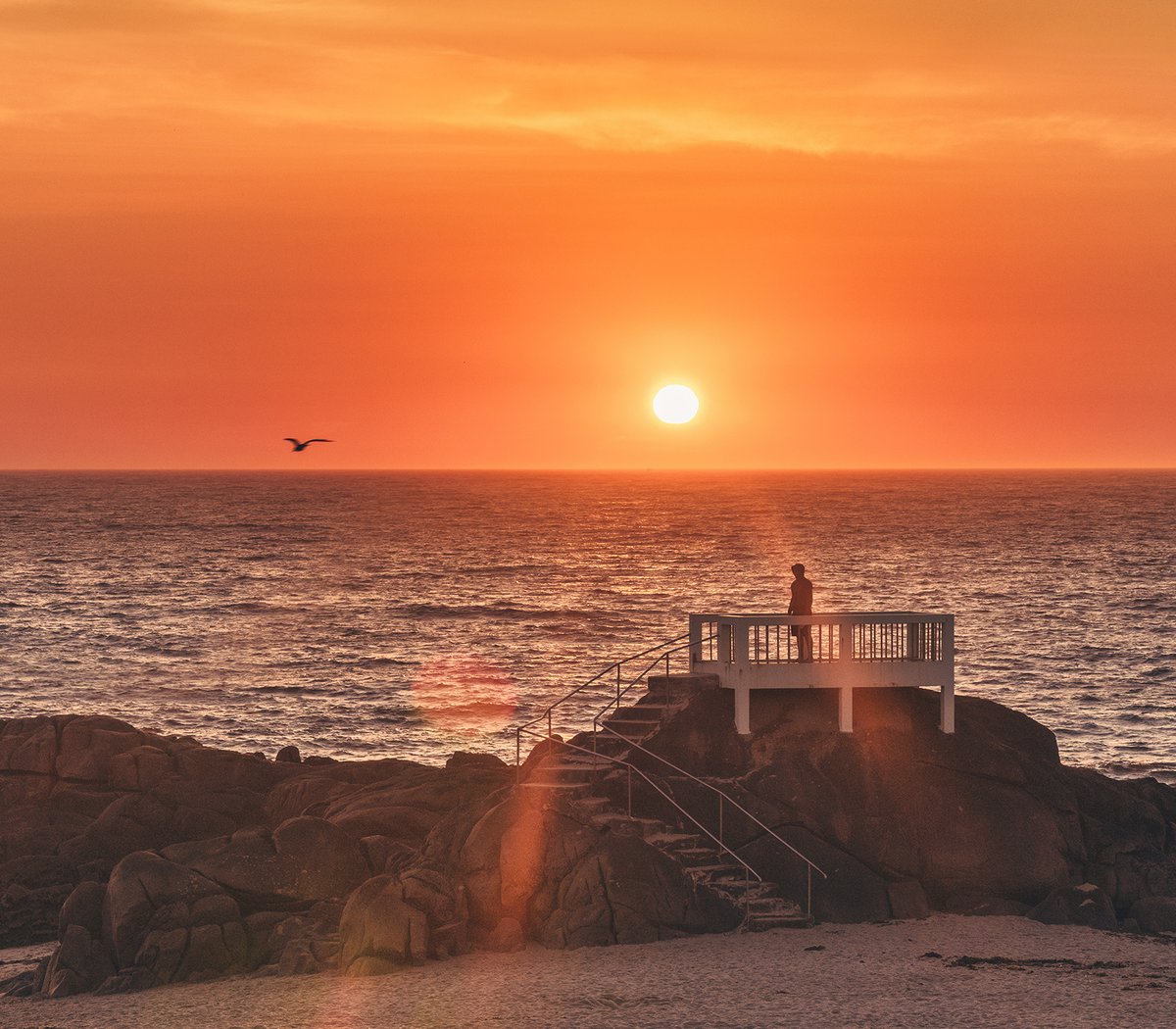 Cinematic sunsets 🤝 Viewpoints over the Atlantic Ocean The beaches in Vila do Conde becomes even more special during the golden sunset hour. For those who love the sea, this privileged view invites you to dive into a peaceful moment. 🌊 Would you like to visit this beach?