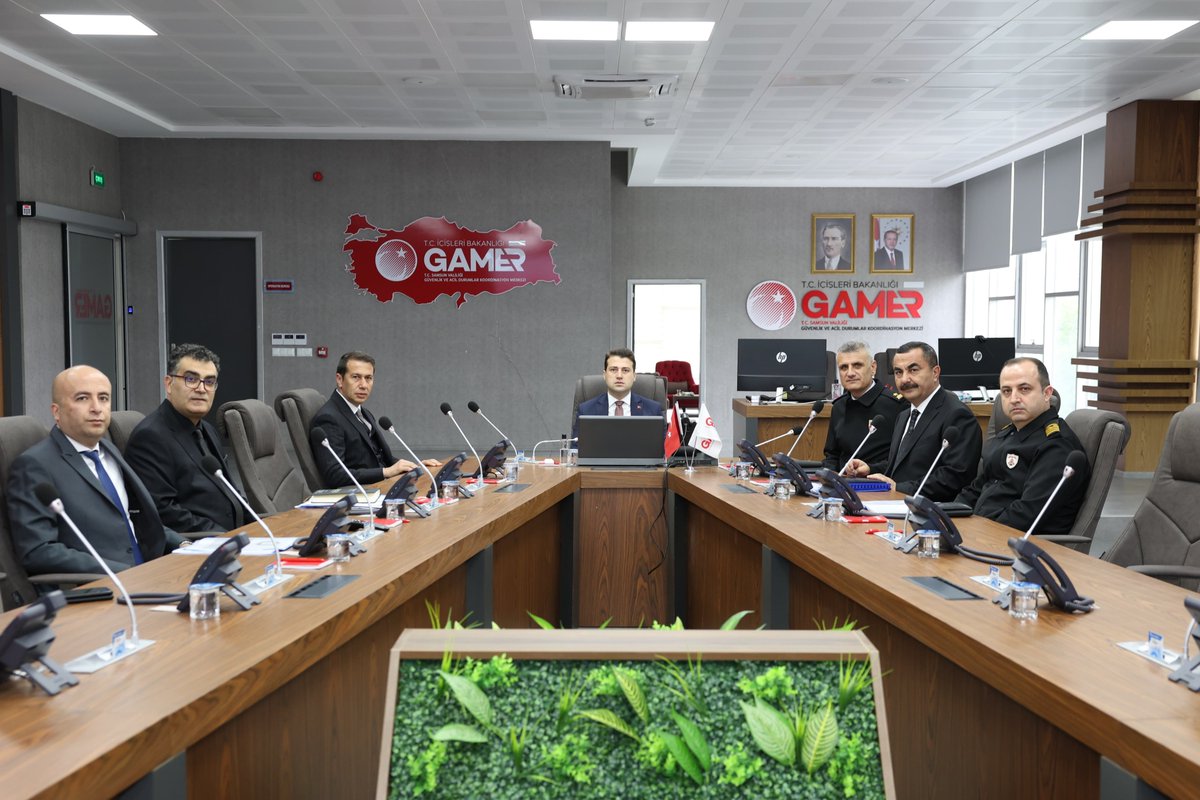 📍GAMER Toplantı Salonu

İl Güvenlik ve Asayiş Koordinasyon Toplantısı'nda👇

 #Samsun'da;
✅Asayiş,
✅Güvenlik,
✅Güncel çalışmalar,
✅️1 Mayıs Emek ve Dayanışma Günü tedbirleri ele alındı.

#SamsununHuzuru🇹🇷