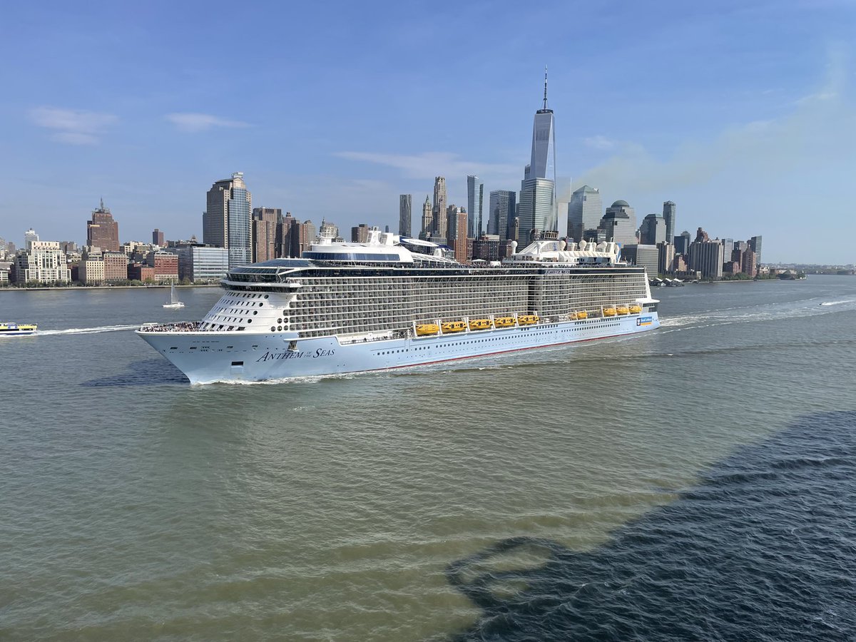 Sailing out of #NewYork 28-4-24 aboard @CruiseNorwegian Joy and we pass @RoyalCaribbean Anthem
Of The Seas on the #HudsonRiver 🛳️🛳️
