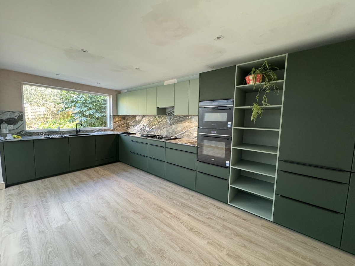 KutchenP's tweet image. Here another satisfied customer on a recently completed kitchen. If you are looking for competitively priced German kitchens, visit us at our showroom in Islington today.
#islington #KitchenDesign #kitchenrenovation #schuller #germankitchens