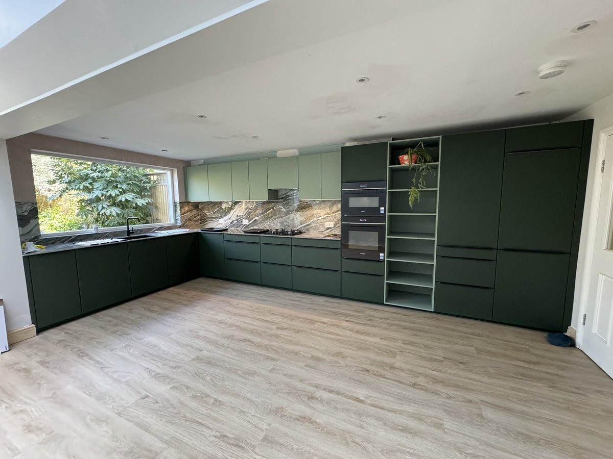 KutchenP's tweet image. Here another satisfied customer on a recently completed kitchen. If you are looking for competitively priced German kitchens, visit us at our showroom in Islington today.
#islington #KitchenDesign #kitchenrenovation #schuller #germankitchens