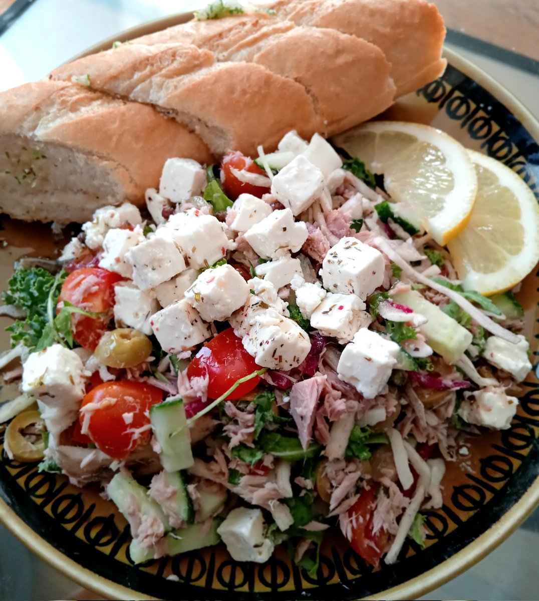 Tuna salad with feta cheese and garlic bread... 🤌