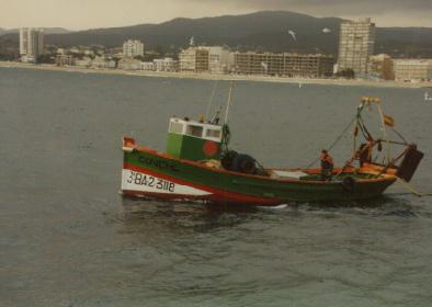 Arrastrero CONCHA, con 2 tripulantes, a la deriva por avería frente a Sant Feliu de Guixols. CCS Barcelona moviliza la Salvamar Sirius, que lo remolca a Palamós. #SeguridadNautica