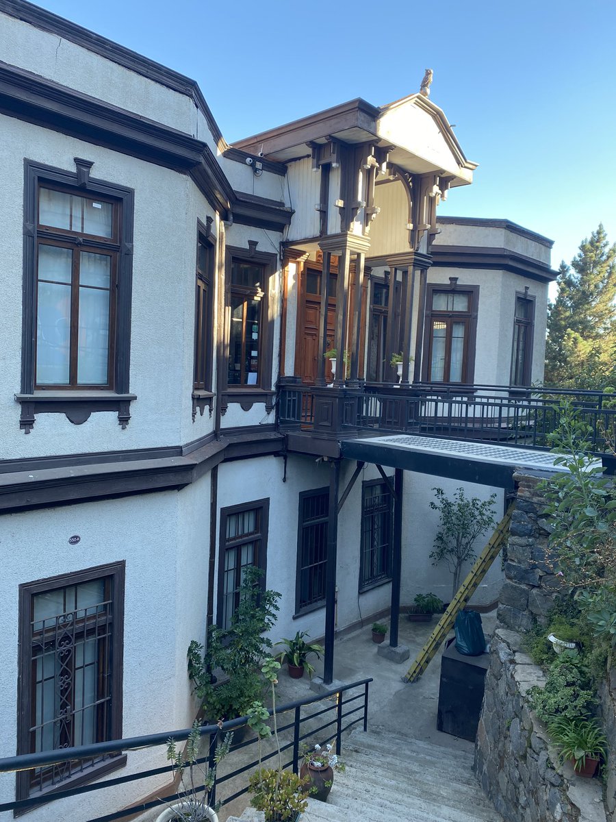 En la escalera San Agustín del cerro alegre se encuentra esta linda casa, hoy convertida en hotel. Más de 55 separan ambas fotografías 1968 - hoy. 

Valparaíso