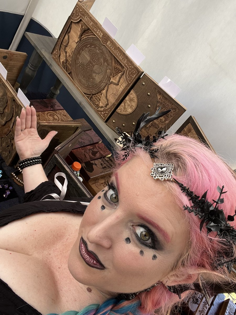 GeekyPinup's tweet photo. I was at @socal_ren_faire on Saturday, & I couldn’t NOT stop at @talonclaw to see their amazing #dnd #TTRPG #dicevaults, DM screens & more!
And I got a bday #Mimic from their Adopt a Mimic program! 💗
If you’re going to Faire, be sure to stop by & pick up a treat for yourself! https://t.co/wkcs5MnjNk