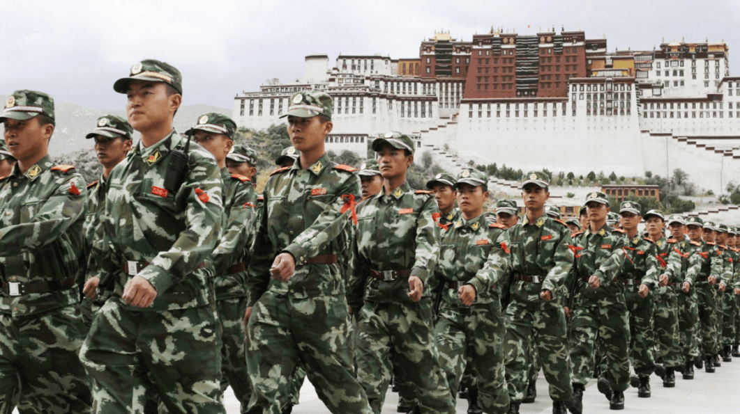 #Chine 🇨🇳 : La colonisation du Tibet 🧵 La Chine colonise le Tibet. Elle soumet par la force la population, multiplie les arrestations & les camps de travail. Le Tibet est le laboratoire à ciel ouvert qui a permis par la suite la mise au pas des Ouïghours⤵️ 1/23