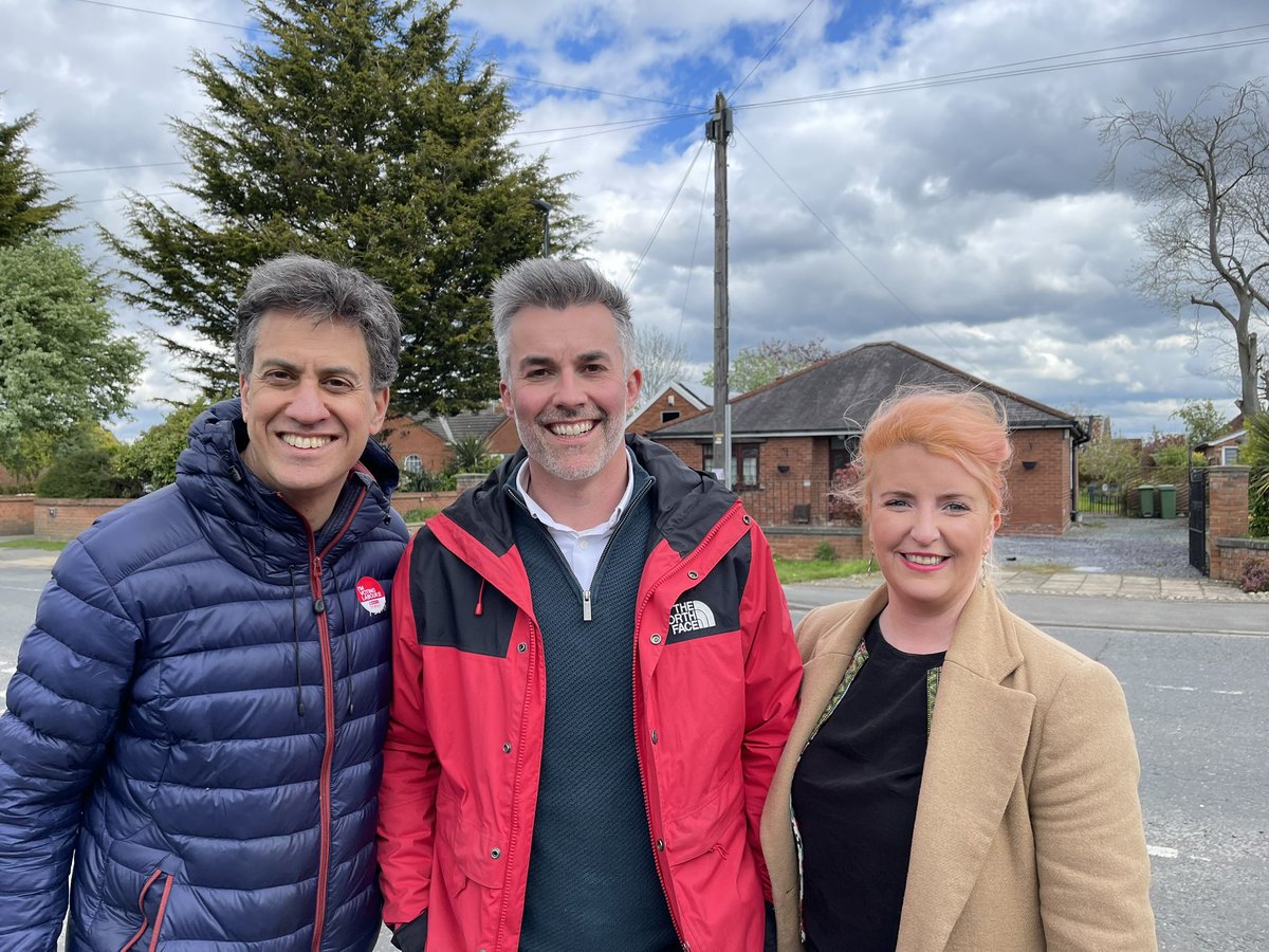 Sunshine and smiles all round in York today campaigning for our brilliant candidate @DSkaith with @Ed_Miliband