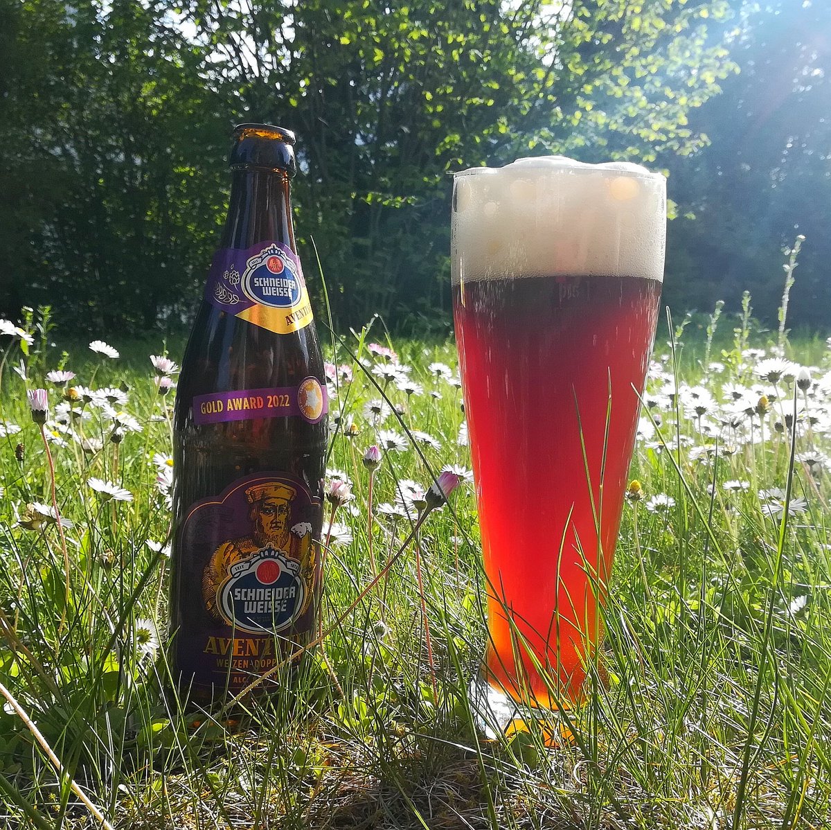 A #Genußhoibe noch am hartn Arbatsdoog. D'Sunn scheint, wia an jedm Mondoog. Und i sitz in da seibign und trink mein Aventinus! Prost! 🍺😋