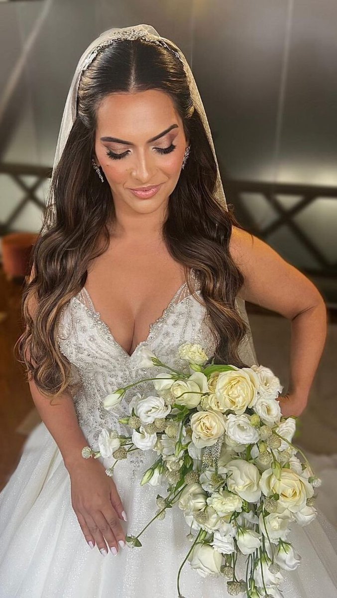 Beautiful bridal inspiration from our stunning bride. What hairstyle are you wearing on your wedding day? 🤩💖

#wedding #bridetobe #bridal #bridalwear