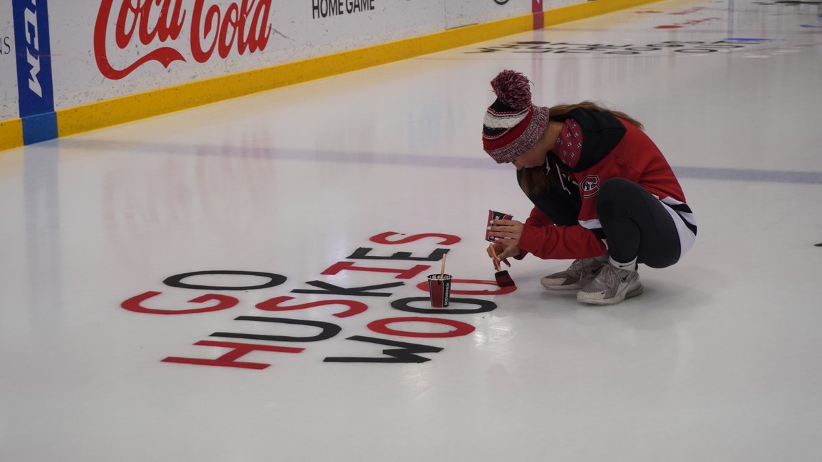 Thanks to all of our great fans who came out to our Paint the Ice event last night! See you next year! 👋 #GoHuskies | #HuskyHockey 🏒