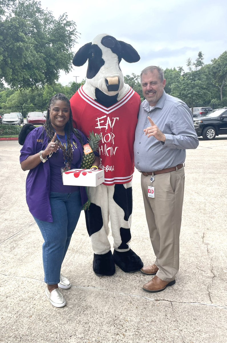 Thank you Team 1 SAS @SADubberke “Simply the Best” for getting lunch for the AP’s.  I really appreciate it.  A little sunshine☀️on a cloudy day. @SammonsES_AISD @1EThompson #APWeek #MyAldine  #LetYourLIGHTShine 💡