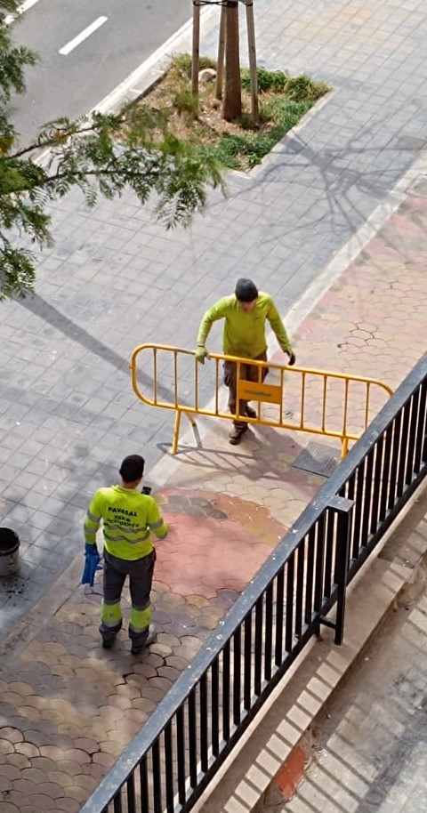 El sábado fui testigo de esta reparación en la acera del Nº 3 de la Avda. de Cataluña. Un nuevo parche en una acera llena de ellos. El resultado estético es muy deficiente. Es una auténtica chapuza. Una más. Gracias @AjuntamentVLC . Gracias #València