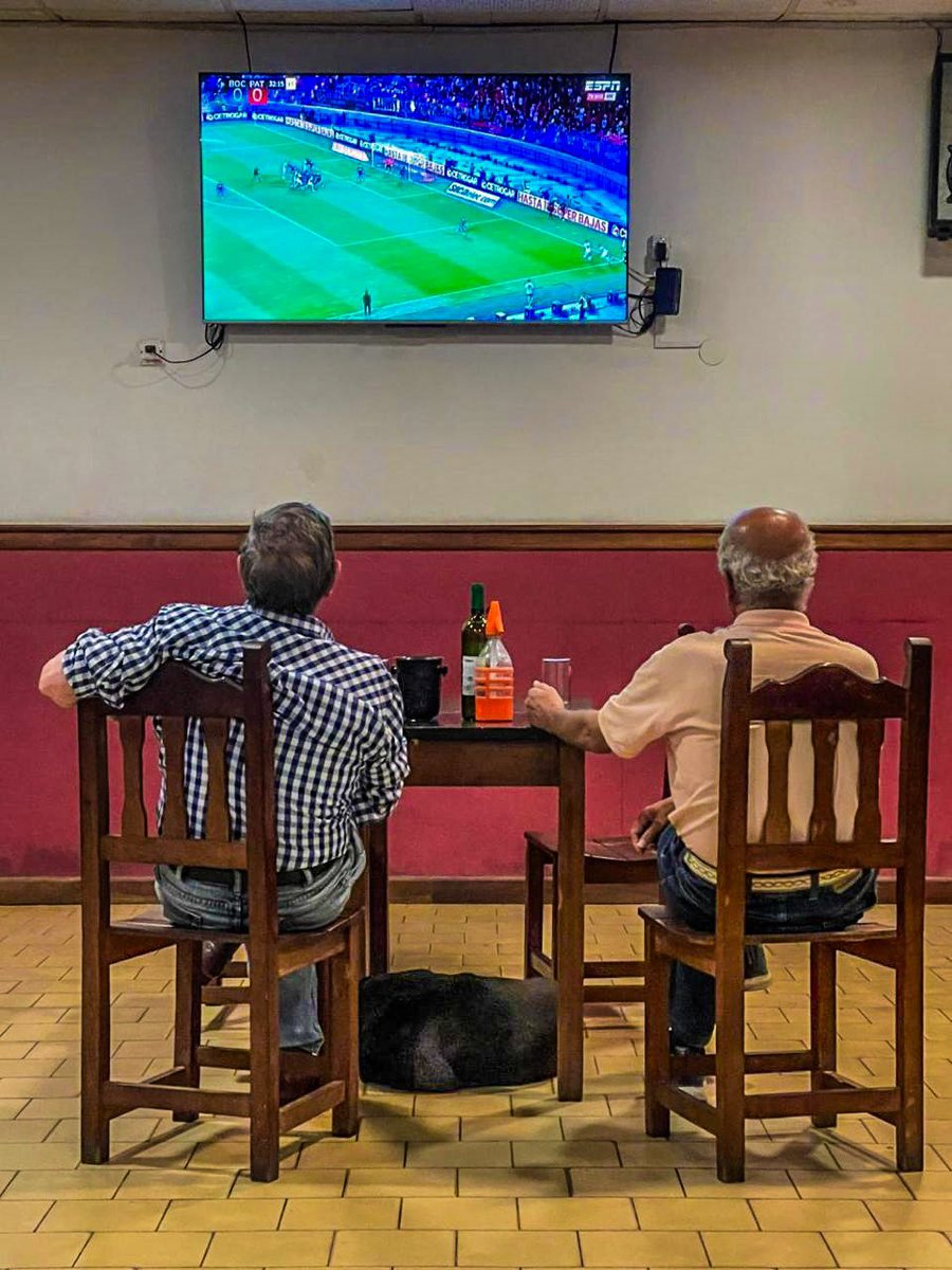 📺🇦🇷 Two friends, watching football in a chilled bar, dog sleeping and a wine and soda in between... The beautiful game! ❤️🫶