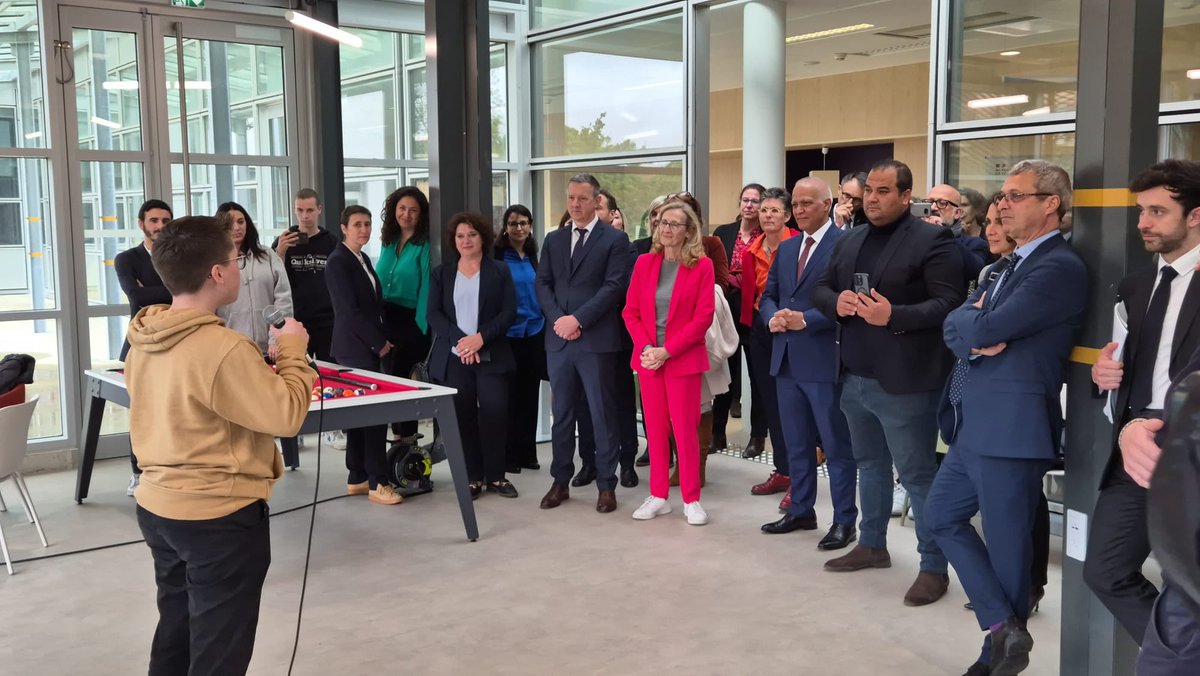 MostafaFourar's tweet photo. Les 21 #InternatsExcellence de l'académie de Toulouse sont un véritable levier pour l'égalité des chances. À l'internat @JGallieni , nos élèves ont échangé avec la ministre @NBelloubet et lui ont présenté la diversité et la richesse des projets dont ils bénéficient. https://t.co/mAAusDQMnw