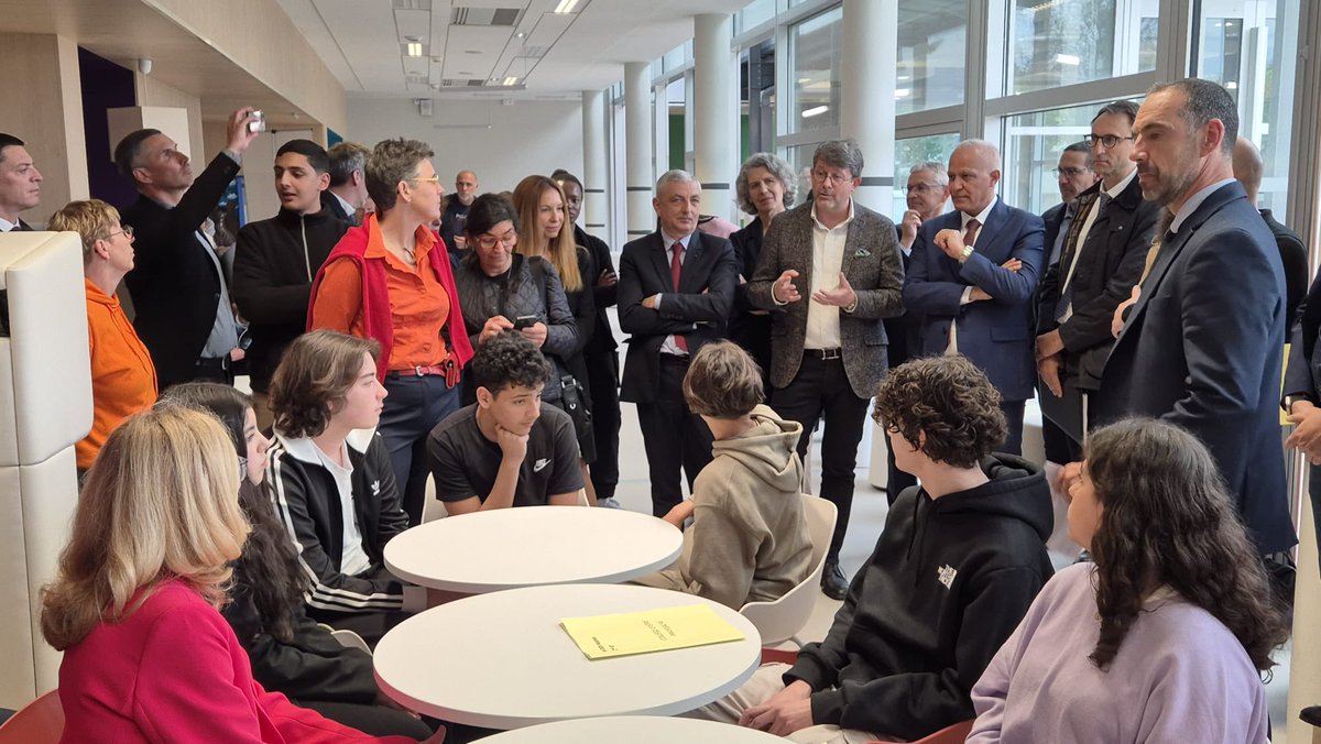 Les 21 #InternatsExcellence de l'académie de Toulouse sont un véritable levier pour l'égalité des chances. À l'internat @JGallieni , nos élèves ont échangé avec la ministre @NBelloubet et lui ont présenté la diversité et la richesse des projets dont ils bénéficient.