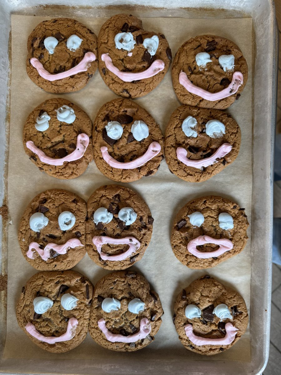 How’d we do? @sarahjdbetts and I decorated and boxed a ton of #SmileCookies at @TimHortons on Hanwell Road for Women In Transition House! #Fredericton (go get some!) @Move1069 #MoveMornings