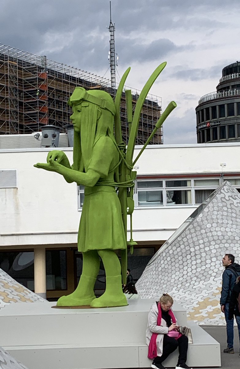 These lovely “moss giants” by artist Kim Simonsson @amoskonst are very striking and are already attracting lots of visitors. Worth a look if you are in downtown #Helsinki (they are hard to miss!)