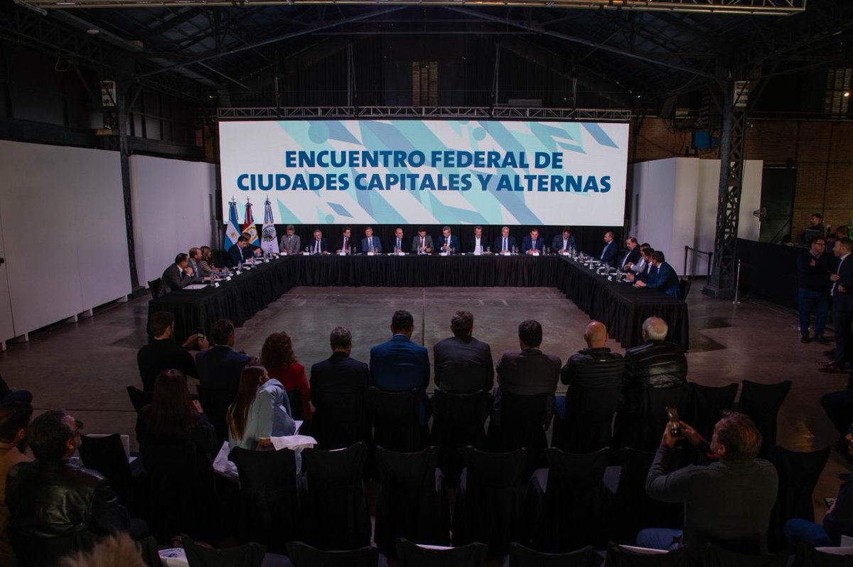 mmcastrook's tweet image. En #Rosario participando del primer Encuentro Federal de Ciudades Capitales y Alternas. 
Junto a intendentes de todo el país exponemos nuestra agenda en común al ministro del Interior de la Nación @GAFrancosOk