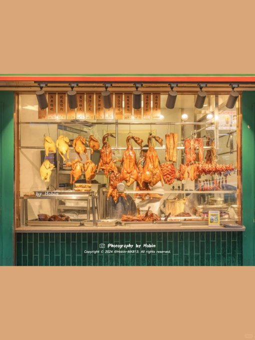CGMeifangZhang's tweet photo. The mere sight of #Guangzhou's #Siumei is sure to stir up cravings! These glistening, golden-brown meats call out to you from the restaurant windows.🍚 Served over a steaming bowl of rice, they're the definition of a satisfying, budget-friendly meal! https://t.co/ak3CyYjEqr