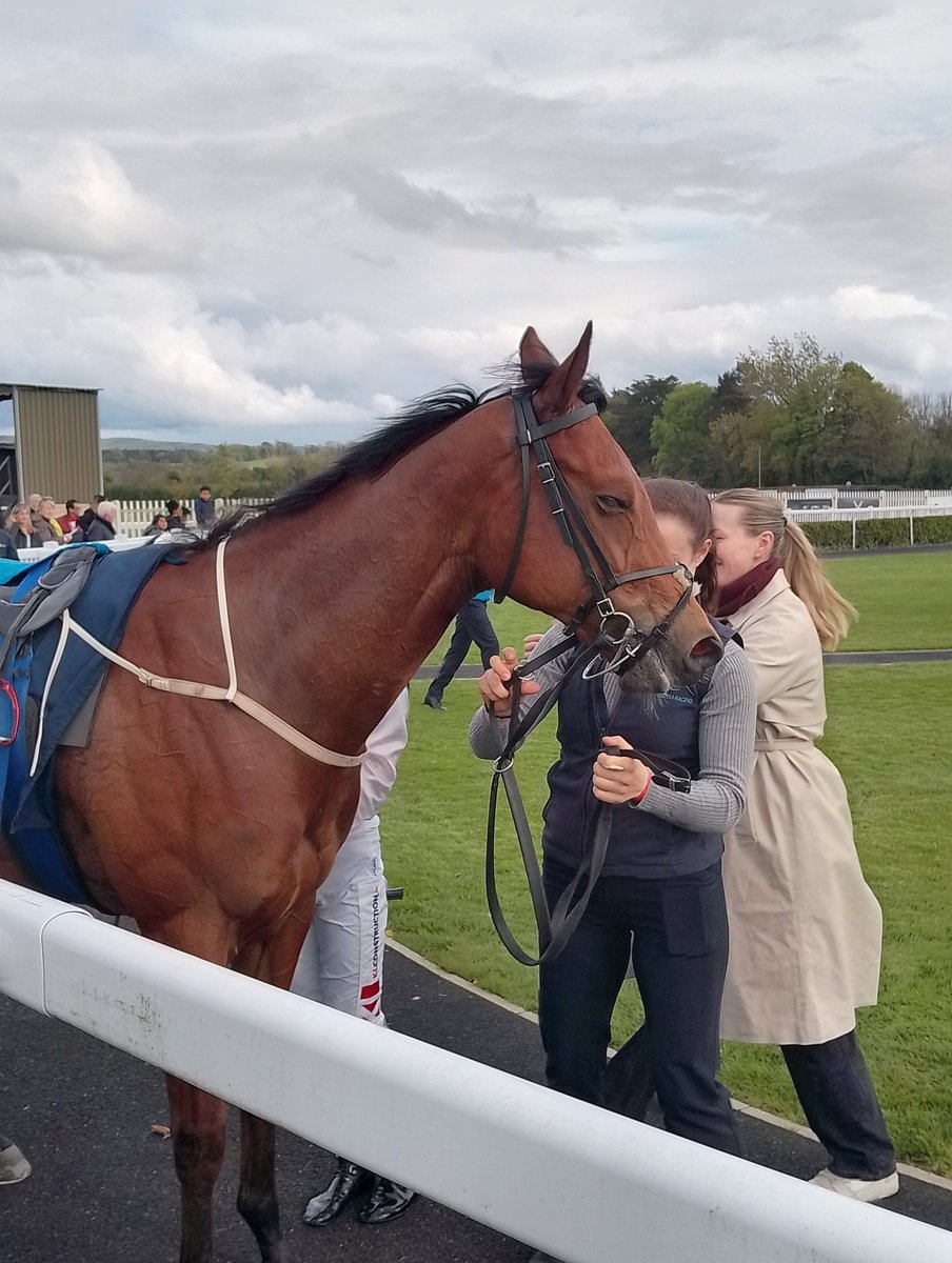 Traditionally this tends to be a good maiden  Sparkling Sea one of two runners for @MoyglareStud wins on debut for @ctkjockey and Ger Lyons  The runner up Fairy Godmother was well supported and can make amends - she looked quite green .
#Naas
#HorseRacing 
#NaasRC