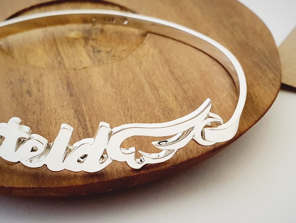 Sterling Silver Personalised Bangle with Wings ! 

Shop online:
fjietfjieuw.co.za/product/sterli…

#sterlingsilver #handmade #handpierced #personalised #wings #angelwings #bangle #sterlingsilverbangle #personalisedbangle #fjietfjieuw #wedeliverhappiness