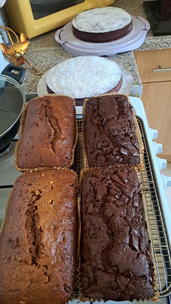 Thank you to our Volunteer Emma who took ingredients from @CityHarvest_LDN & @felixprojectuk to make these delicious cakes, for our community. She was able to use beetroot with chocolate, for the round ones.