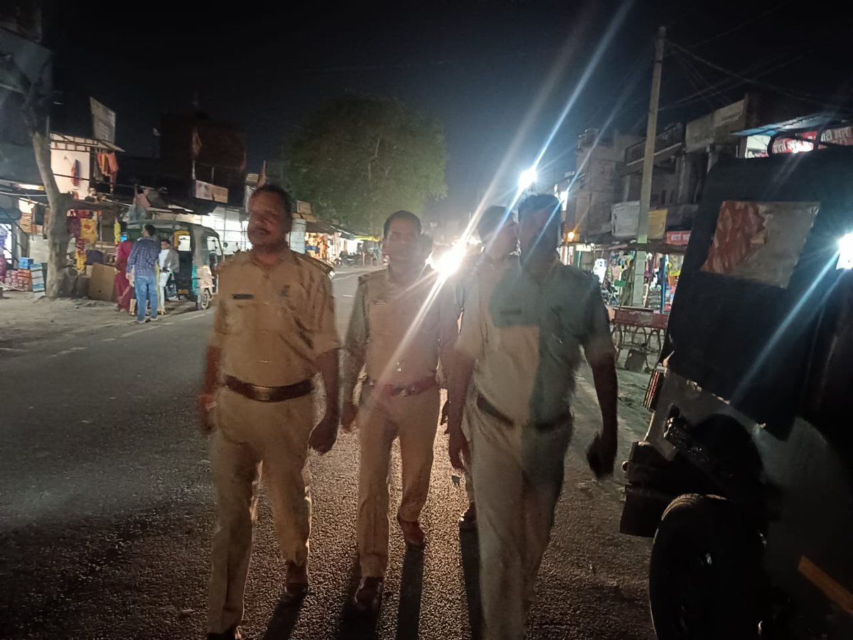 #gorakhpurpolice

➡️#sspgorakhpur के निर्देशन में आगामी लोकसभा चुनाव के दृष्टिगत शान्ति एवं सुरक्षा व्यवस्था बनाये रखने हेतु #PsUruwabazar पुलिस बल द्वारा #FootPatrolling कर आमजन मानस को सुरक्षा का एहसास कराया गया ।

#UPPolice 
@dgpup @AdgGkr @diggorakhpur