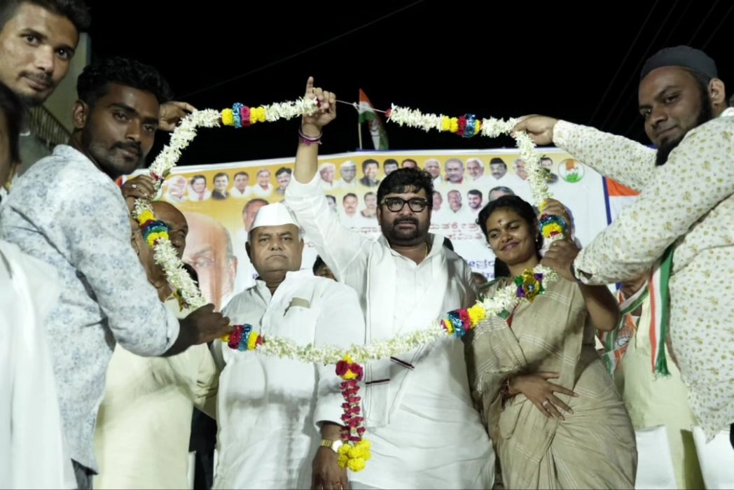 SamyukthaSPatil's tweet photo. ನರಗುಂದ ತಾಲೂಕಿನ ಗಾಂಧಿ ಸರ್ಕಲ್ ನಲ್ಲಿ ನಡೆದ ಪಕ್ಷದ ಕಾರ್ಯಕರ್ತರ ಸಭೆಯಲ್ಲಿ ಭಾಗವಹಿಸಿ, ಮತಯಾಚಿಸಲಾಯಿತು. 

ಈ ಸಂದರ್ಭದಲ್ಲಿ ಸಚಿವರಾದ ಶ್ರೀ @iShivanandpatil , ಶಾಸಕರಾದ ಶ್ರೀ @vinaykulkarniJH , ಮಾಜಿ ಸಚಿವರಾದ ಶ್ರೀ ಬಿ ಆರ್ ಯಾವಗಲ್, ಮುಖಂಡರಾದ ಶ್ರೀ ವಿವೇಕ ಯಾವಗಲ್ ಹಾಗೂ ಪಕ್ಷದ‌ ಮುಖಂಡರು ಉಪಸ್ಥಿತರಿದ್ದರು.

#Bagalkot https://t.co/4RLyEsrCng